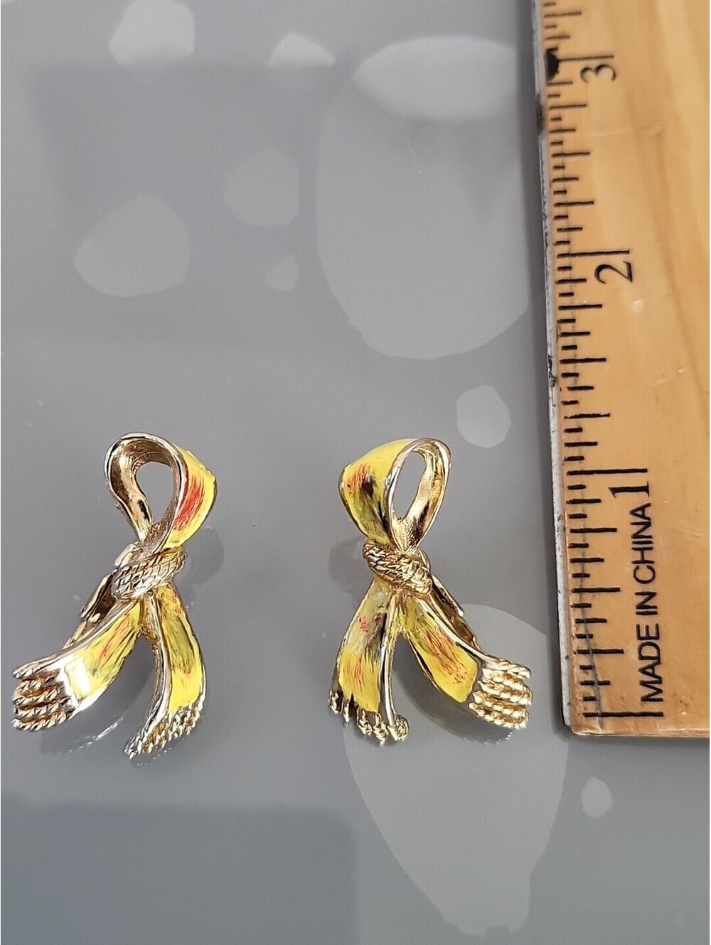 Vintage Gold Tone Yellow Scarf Enamel Ornate Clip-On Earrings Beautiful K46 - Picture 7 of 9